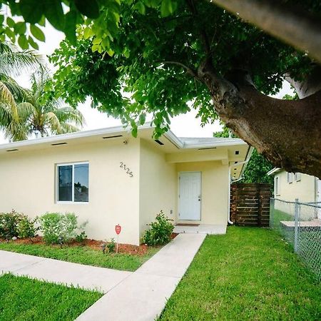 New House On The Block Near Miami Airport. 빌라 외부 사진