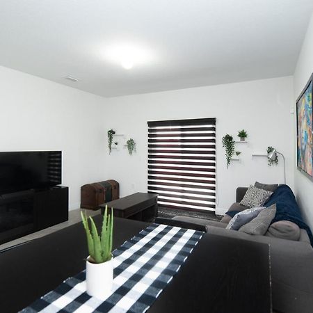 New House On The Block Near Miami Airport. 빌라 외부 사진