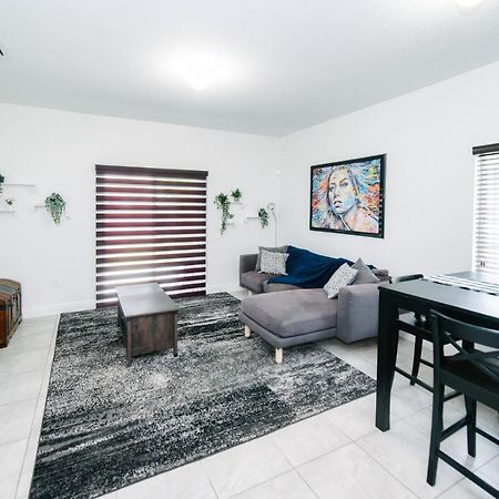 New House On The Block Near Miami Airport. 빌라 외부 사진