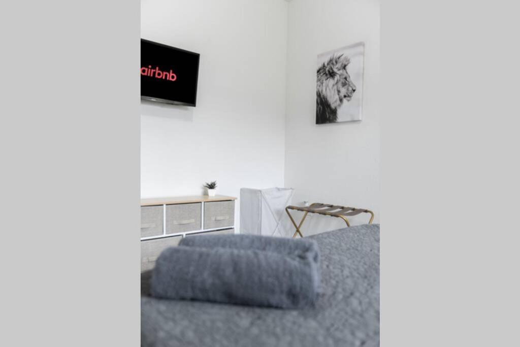 New House On The Block Near Miami Airport. 빌라 외부 사진
