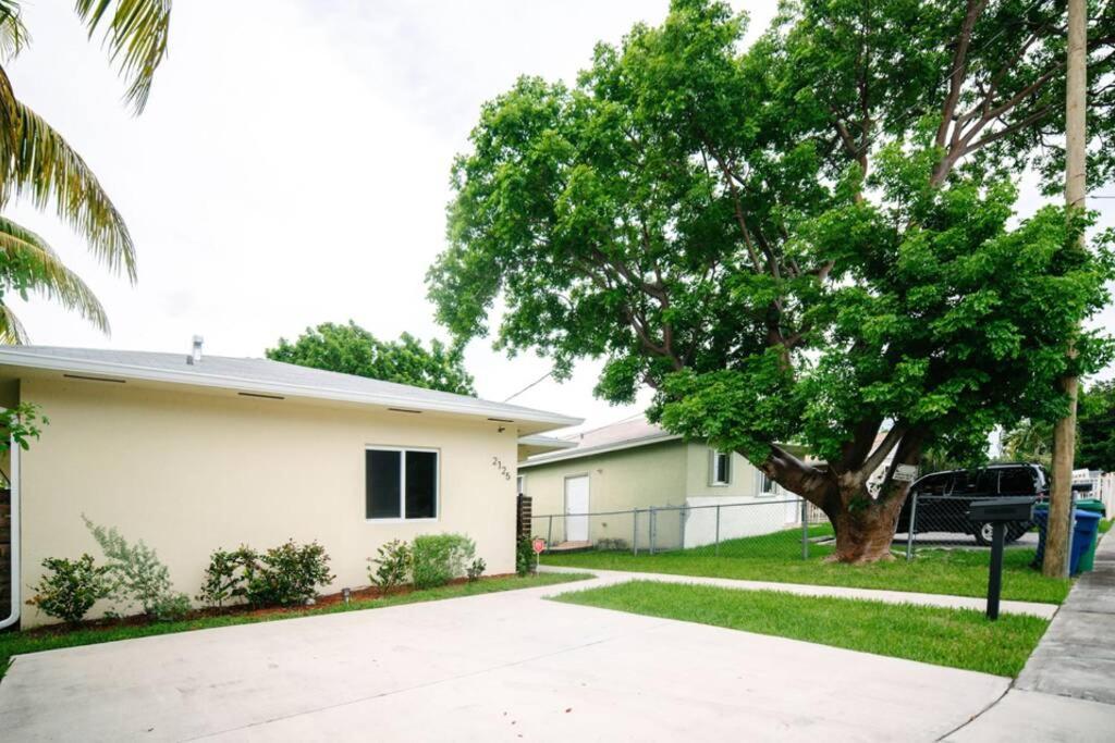 New House On The Block Near Miami Airport. 빌라 외부 사진