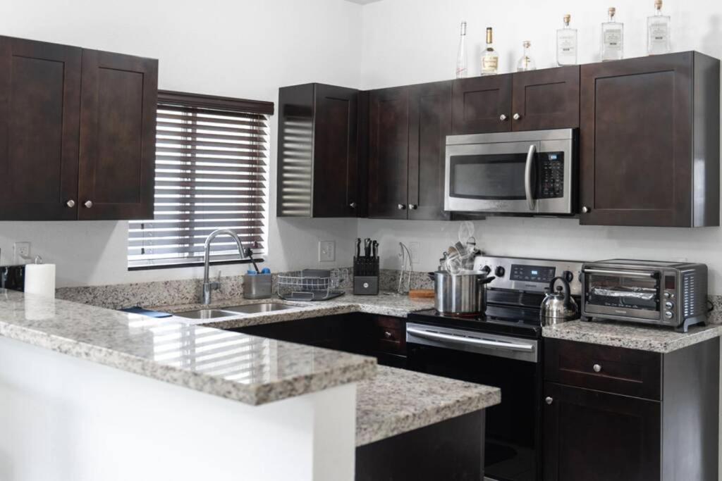 New House On The Block Near Miami Airport. 빌라 외부 사진