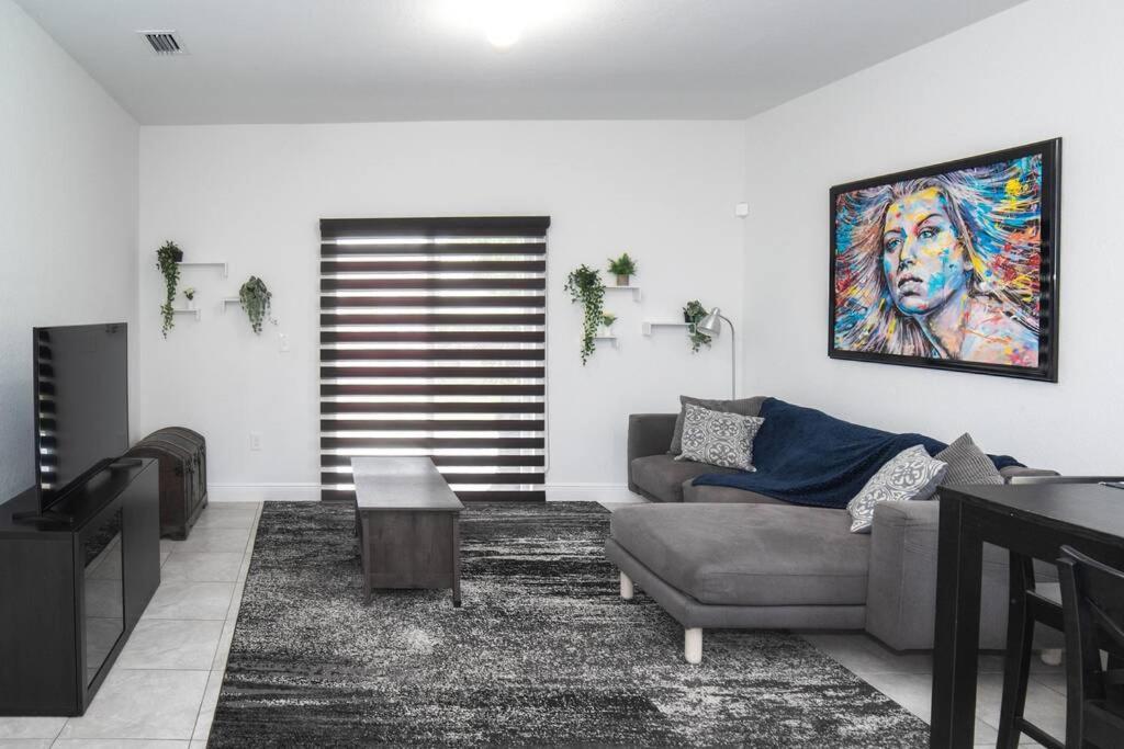 New House On The Block Near Miami Airport. 빌라 외부 사진