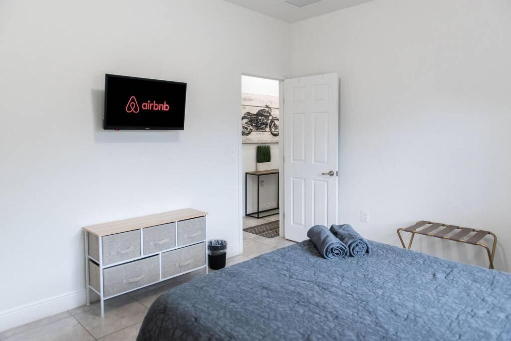 New House On The Block Near Miami Airport. 빌라 외부 사진