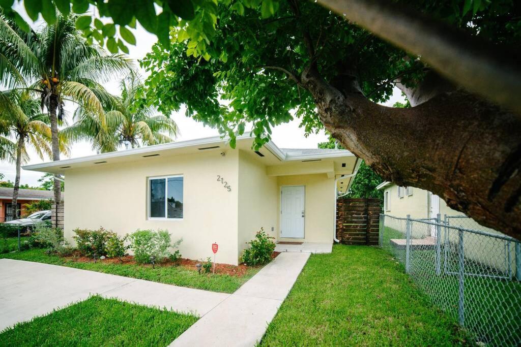 New House On The Block Near Miami Airport. 빌라 외부 사진