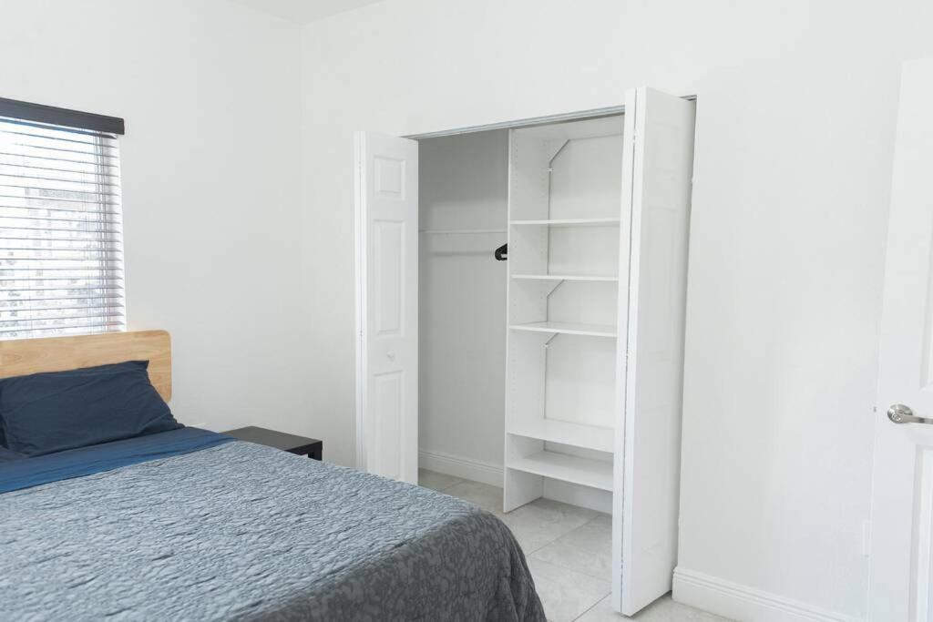 New House On The Block Near Miami Airport. 빌라 외부 사진