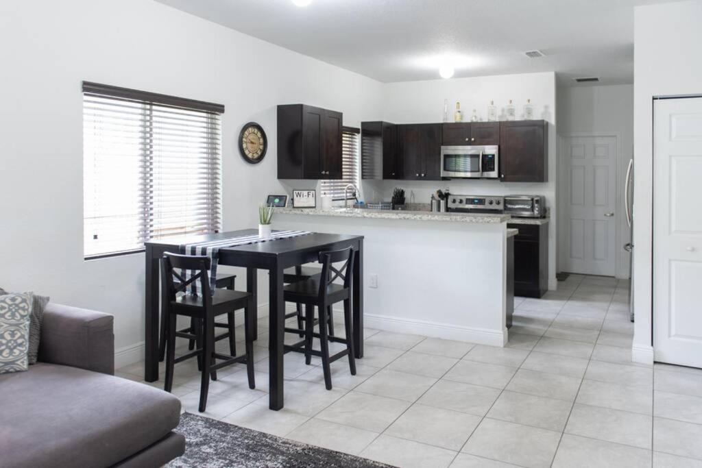 New House On The Block Near Miami Airport. 빌라 외부 사진