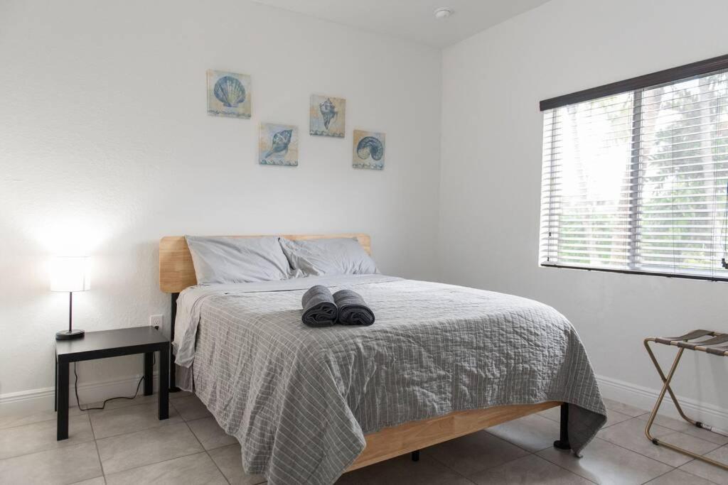 New House On The Block Near Miami Airport. 빌라 외부 사진