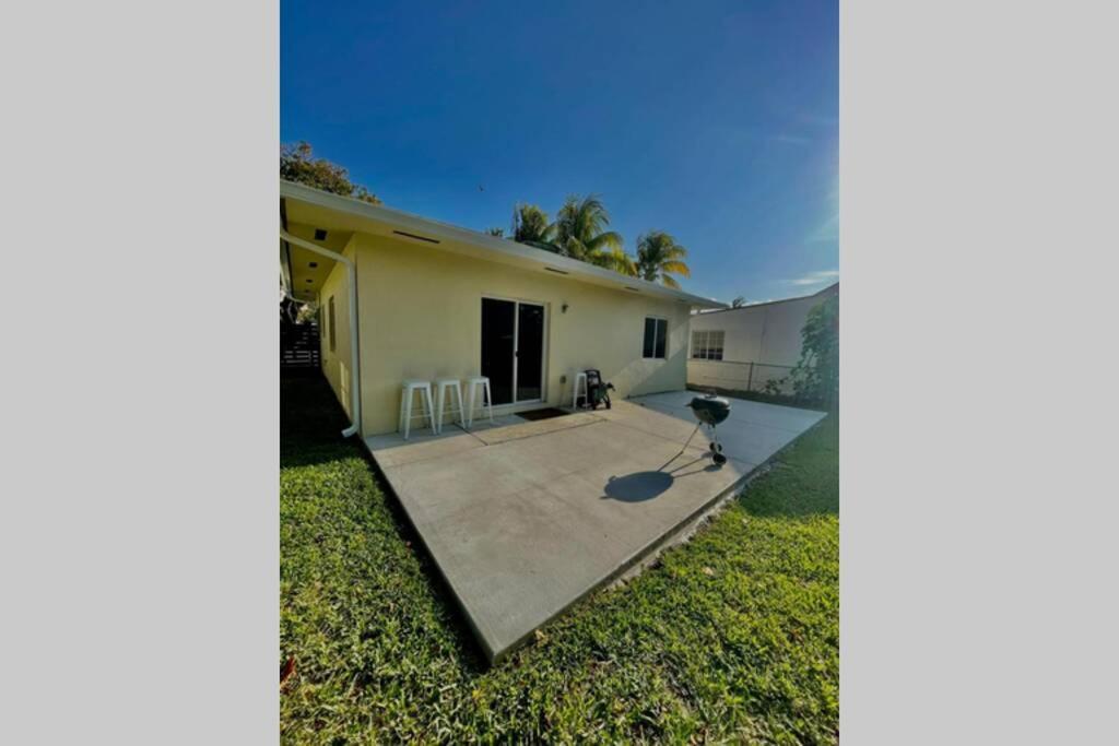 New House On The Block Near Miami Airport. 빌라 외부 사진