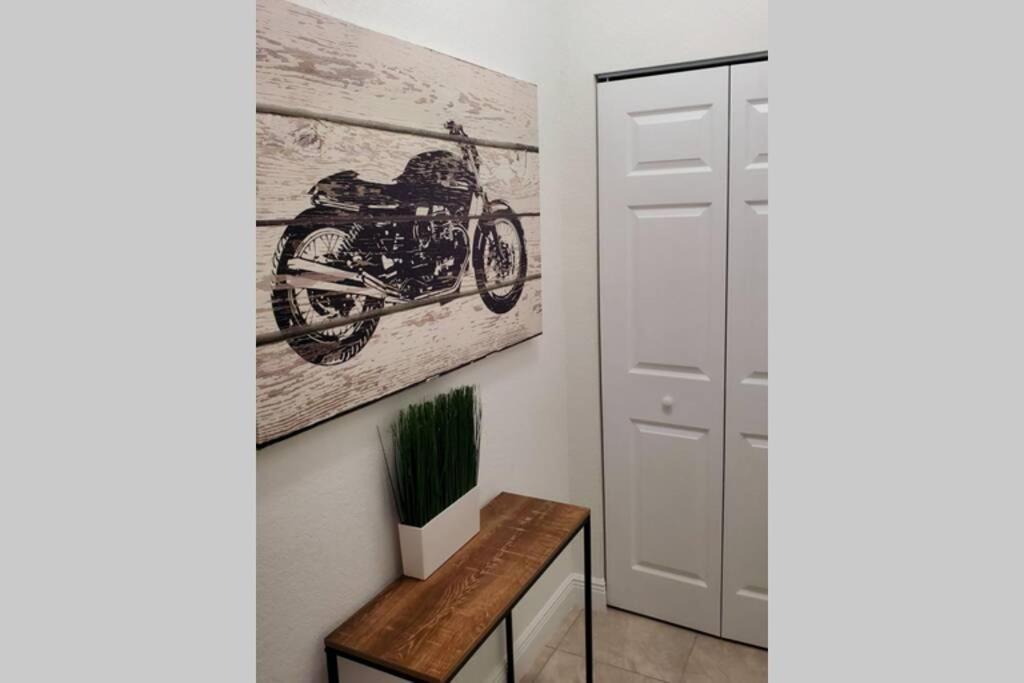 New House On The Block Near Miami Airport. 빌라 외부 사진