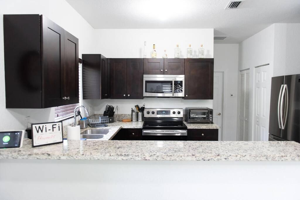 New House On The Block Near Miami Airport. 빌라 외부 사진
