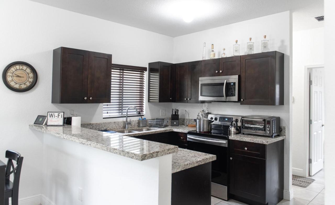 New House On The Block Near Miami Airport. 빌라 외부 사진