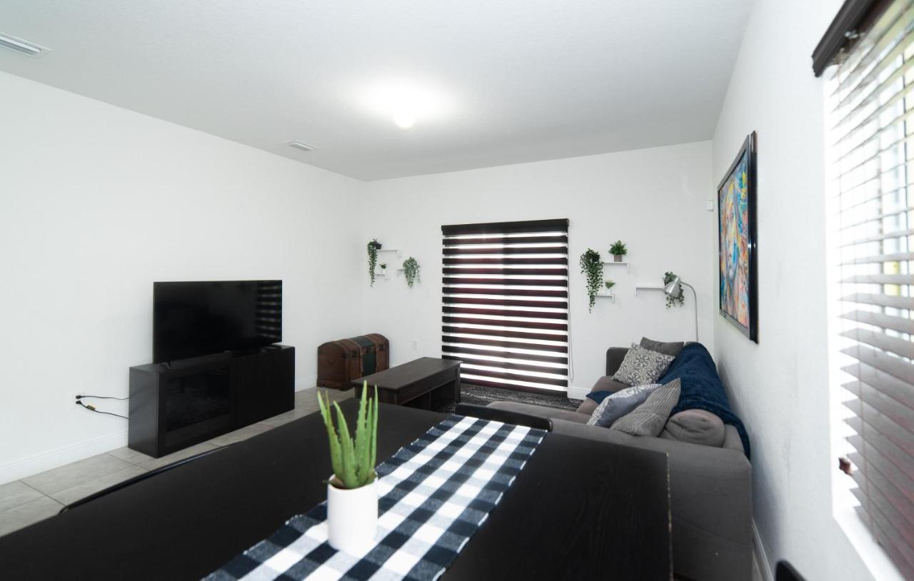 New House On The Block Near Miami Airport. 빌라 외부 사진