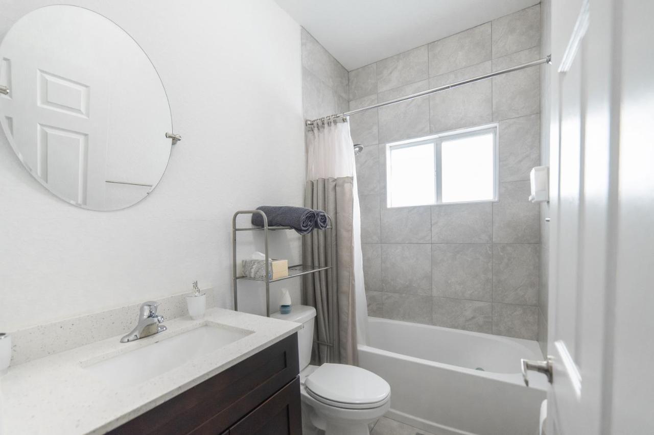 New House On The Block Near Miami Airport. 빌라 외부 사진