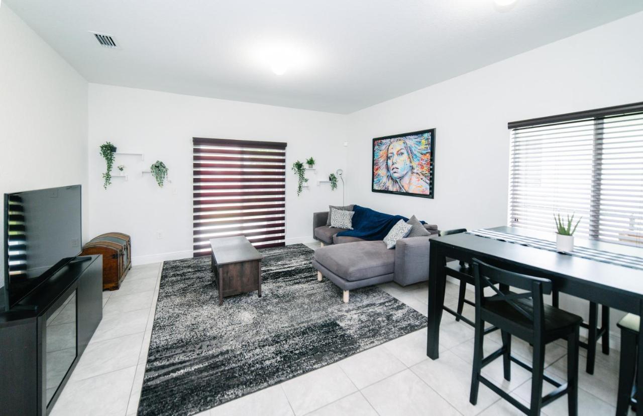 New House On The Block Near Miami Airport. 빌라 외부 사진